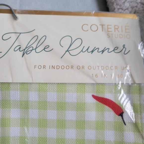 NWT Indoor/Outdoor Table Runner - Picture 2 of 4